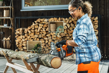Husqvarna 230i Pilarka akumulatorowa łańcuchowa 970838308 Niski poziom hałasu zapewnia przyjemne warunki pracy