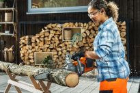 Husqvarna 230i Pilarka akumulatorowa łańcuchowa 970838308 Niski poziom hałasu zapewnia przyjemne warunki pracy