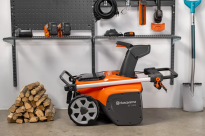 Husqvarna ST 253i Odśnieżarka akumulatorowa 970789101 Składanie uchwytu minimalizuje ilość miejsca potrzebnego podczas przechowywania