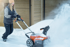Husqvarna ST 253i Odśnieżarka akumulatorowa 970789101 Niezawodny ruch i przyczepność na nierównym podłożu