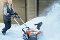 Husqvarna ST 253i Odśnieżarka akumulatorowa 970789101 Niezawodny ruch i przyczepność na nierównym podłożu
