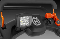 Husqvarna ST 253i Odśnieżarka akumulatorowa 970789101 Reflektor LED zapewnia dobrą widoczność w warunkach słabego oświetlenia