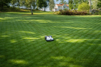 Husqvarna Automower 450V Nera Kosiarka automatyczna robot koszący 970820211 Funkcja wyboru schematów koszenia: paski, szachownica lub trójkąty
