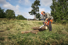 Husqvarna 450e Mark II Pilarka spalinowa łańcuchowa 970559535 970 55 95‑35 w pracach leśnych