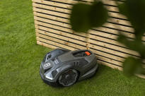 Husqvarna Automower 410XE Nera Kosiarka automatyczna robot koszący z EPOS 970654455 970 65 44‑55 minimalizuje potrzebę przycinania krawędzi trawnika