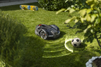 Husqvarna Automower 405XE Nera Kosiarka automatyczna robot koszący 970654311 970 65 43‑11 Precyzyjne koszenie przy zmniejszonym ryzyku uderzenia