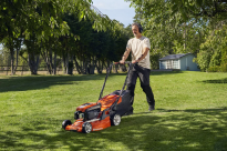 Husqvarna LC 347V Kosiarka spalinowa 970541301 970 54 13‑01 Ustawienie uchwytu, prędkość i wysokość koszenia można regulować