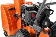 Husqvarna ST224 Odśnieżarka dwustopniowa 970528601 970 52 86‑01 Elektryczny rozrusznik: podłącz do gniazdka elektrycznego i uruchom silnik, naciskając przycisk