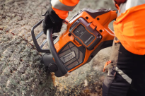 Husqvarna 550i XP Piła akumulatorowa łańcuchowa 970745815 zapewnia optymalną wydajność przy minimalnym obciążeniu ciała