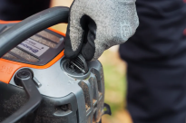 Husqvarna 550i XP Piła akumulatorowa łańcuchowa 970745815 Chowany uchwyt korka wlewu oleju ułatwia otwieranie