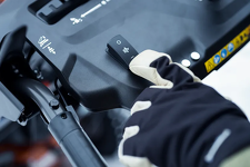 Husqvarna ST 376 Odśnieżarka spalinowa dwustopniowa 970787401 Podgrzewane uchwyty zapewniają wygodną pracę w zimnym klimacie