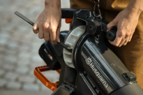 Husqvarna Aspire BVX-P4A Dmuchawa odkurzacz do liści akumulatorowa 970827201 Czyszczenie pokrywy bagażnika za pomocą narzędzia