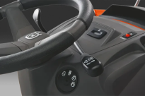 Husqvarna TS 138L Traktor ogrodowy spalinowy z wyrzutem bocznym 960410431 960 41 04-31 Dźwignia załączania urządzenia tnącego znajduje się na pulpicie operatora