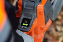 Husqvarna 550i XPG Pilarka akumulatorowa łańcuchowa 970746015 Wyświetlacz graficzny pokazuje poziom naładowania baterii, jej status i stan techniczny pilarki