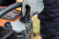 Husqvarna 550i XPG Pilarka akumulatorowa łańcuchowa 970746015 Chowany uchwyt korka wlewu oleju ułatwia otwieranie