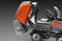 Husqvarna RC 320Ts Rider spalinowy AWD 970621201 970 62 12‑01 Zintegrowany kosz można szybko opróżnić z fotela kierowcy