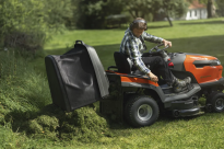Husqvarna TC 220T Traktorek ogrodowy spalinowy 970727801 970 72 78‑01 ze wspomaganiem opróżniania i tempomatem