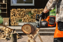 Husqvarna 242i Pilarka akumulatorowa łańcuchowa 970838406 Dla osób, które często rąbią drewno opałowe
