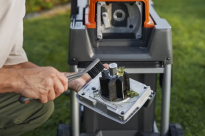 Husqvarna GS 340iS Rozdrabniacz do gałęzi akumulatorowy 970789201 970 78 92‑01 Klapa serwisowa zapewnia łatwy dostęp do kół zębatych