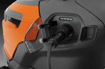 Husqvarna TC 100i Traktorek ogrodowy akumulatorowy 970745001 970 74 50‑01 Diody LED wskazują stan naładowania
