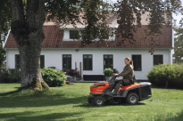Husqvarna TC 100i Traktorek ogrodowy akumulatorowy 970745001 970 74 50‑01 Wygodna pozycja kierowcy i obsługa dzięki regulowanemu siedzisku