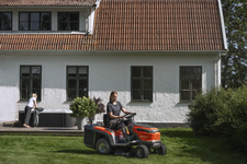 Husqvarna TC 100i Traktorek ogrodowy akumulatorowy 970745001 970 74 50‑01 Poziom hałasu w trybie transportowym jest bardzo niski
