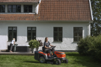 Husqvarna TC 100i Traktorek ogrodowy akumulatorowy 970745001 970 74 50‑01 Poziom hałasu w trybie transportowym jest bardzo niski