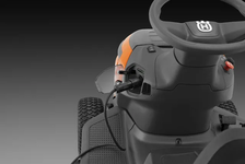 Husqvarna TS 100i Traktorek ogrodowy akumulatorowy 970745101 970 74 51‑01 W pełni elektryczny, bezpaskowy układ napędowy