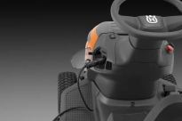 Husqvarna TS 100i Traktorek ogrodowy akumulatorowy 970745101 970 74 51‑01 W pełni elektryczny, bezpaskowy układ napędowy