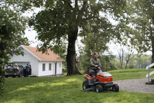 Husqvarna TS 100i Traktorek ogrodowy akumulatorowy 970745101 970 74 51‑01 Doskonałe rezultaty i funkcja dynamicznego koszenia