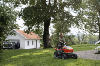 Husqvarna TS 100i Traktorek ogrodowy akumulatorowy 970745101 970 74 51‑01 Doskonałe rezultaty i funkcja dynamicznego koszenia
