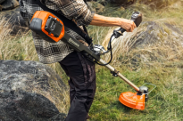 Husqvarna 220iR Podkaszarka akumulatorowa 970754402 Mechanizm zaciskowy umożliwia łatwe składanie i regulację uchwytu