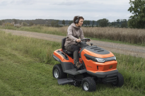 Husqvarna TS 215T Traktorek ogrodowy spalinowy 970728001 970 72 80‑01 Łatwo dostępne elementy sterujące i dźwignie oraz szybko regulowany fotel