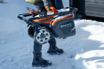 Husqvarna ST 143i Odśnieżarka akumulatorowa 970789001 Zintegrowany uchwyt do podnoszenia