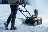 Husqvarna ST 143i Odśnieżarka akumulatorowa 970789001 Kompaktowa konstrukcja ułatwiają manewrowanie nawet w ciasnych przestrzeniach