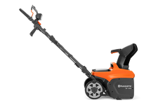 Husqvarna ST 143i Odśnieżarka akumulatorowa 970789001 Obrotem rynny wylotowej można sterować za pomocą drążka pod uchwytem