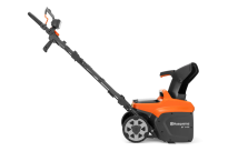 Husqvarna ST 143i Odśnieżarka akumulatorowa 970789001 Obrotem rynny wylotowej można sterować za pomocą drążka pod uchwytem
