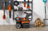 Husqvarna ST 143i Odśnieżarka akumulatorowa 970789001 Zaciski uchwytu umożliwiają schludne przechowywanie drążka obrotowego rynny