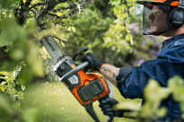 Husqvarna 215i Pilarka akumulatorowa łańcuchowa 970792002 kompaktowa i łatwa w użyciu