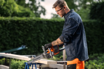 Husqvarna 215i Pilarka akumulatorowa łańcuchowa 970792002 Niski poziom hałasu zapewnia przyjemne warunki pracy