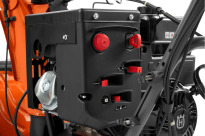 Husqvarna ST330 Odśnieżarka dwustopniowa 970529101 970 52 91‑01 Elektryczny rozrusznik: podłącz do gniazdka elektrycznego i uruchom silnik, naciskając przycisk