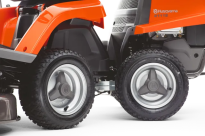 Husqvarna R112C Rider spalinowy 967178402 967 17 84‑02 Duże koła zapewniają komfort jazdy