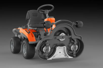 Husqvarna R 200iX AWD Rider akumulatorowy 970748001 Zespół tnący można przechylić do pozycji serwisowej