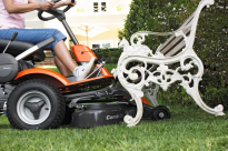 Husqvarna R 200iX AWD Rider akumulatorowy 970748001 Silniki elektryczne osobno sterują każdym nożem