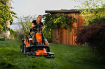 Husqvarna R 200iX AWD Rider akumulatorowy 970748001 Moc jest automatycznie dostosowywana do warunków koszenia