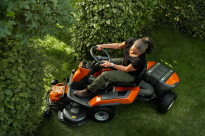 Husqvarna R 200iX AWD Rider 970748001 Zasilanie akumulatorowe oznacza cichszą pracę, która poprawia komfort użytkownika i zmniejsza emisję hałasu