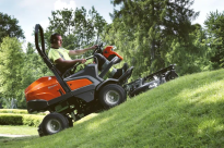 Husqvarna P 520DX Rider spalinowy 967985201 967 98 52‑01 Przekładnia stopniowa zapewnia przyczepność i stabilność na zboczach