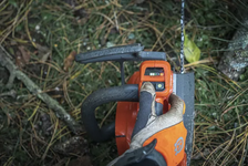 Husqvarna T540i XPG Mark III Pilarka akumulatorowa łańcuchowa z podgrzewanymi uchwytami 970568114 970 56 81‑14 Wygodne włączanie, wyłączanie na klawiaturze