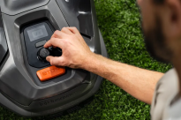 Husqvarna Automower 320 Nera Kosiarka automatyczna robot koszący z EPOS 970819811 Kolorowy wyświetlacz, pokrętło i wskaźniki stanu