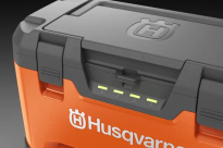 Husqvarna 40-C1000X4 Ładowarka 970704801 970 70 48‑01 Wskaźniki LED umożliwiają łatwy podgląd stanu naładowania